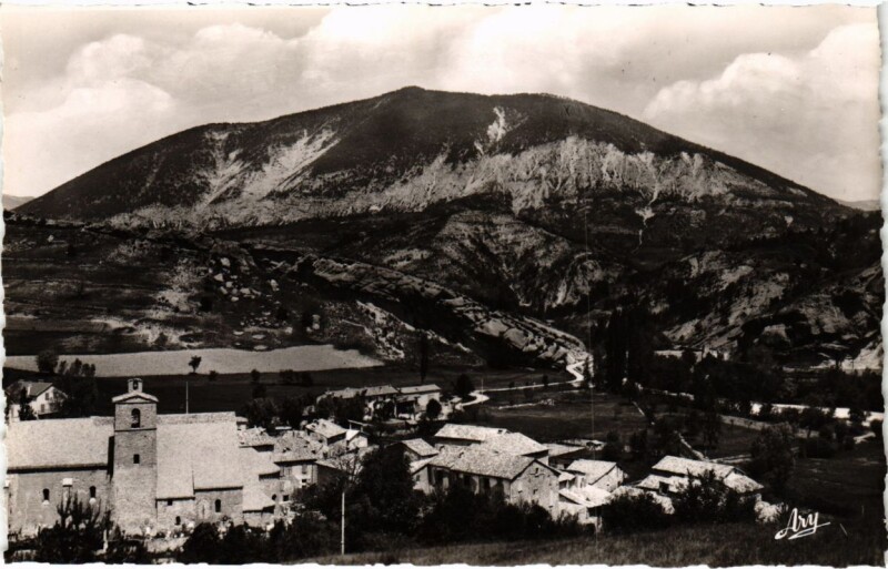 Carte postale ancienne Senez Vue generale et route Napoleon à Senez