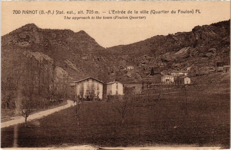 Carte postale ancienne Annot L'Entree de la ville à Annot