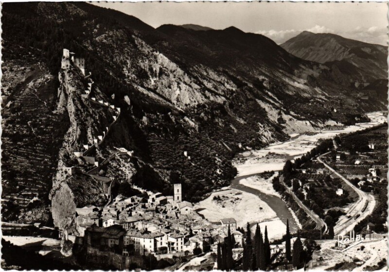 Carte postale ancienne La Route des Grandes Alpes Entrevaux La citee fortifiee par Vauban à Entrevaux