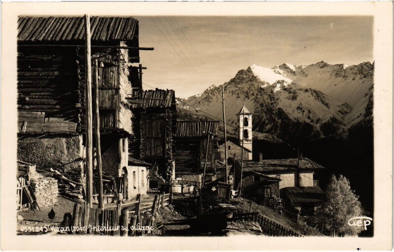 Carte postale ancienne St Véran - Intérieur au village