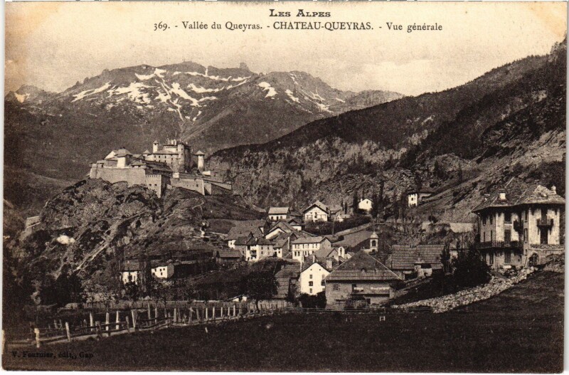 Carte postale ancienne Vallée du Queyras - Chateau-Queyras - Vue générale