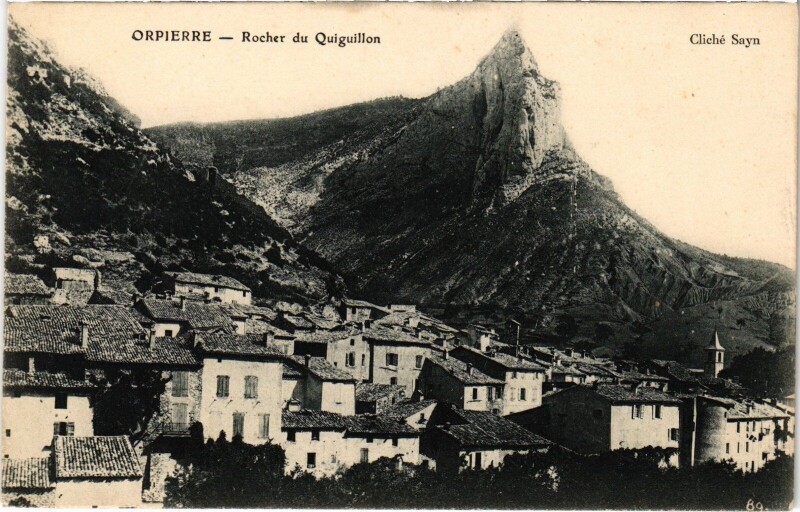 Carte postale ancienne Orpierre - Rocher du Quiguillon à Orpierre
