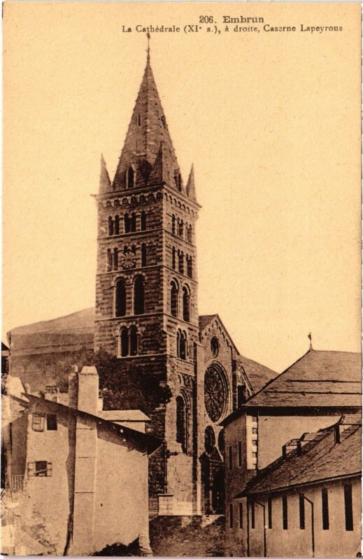 Carte postale ancienne Embrun - La Cathédrale, a droite, Caserne Lapeyrous à Embrun