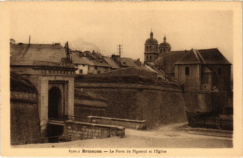 Carte postale ancienne Briancon - La Porte du Pignerol et l'Eglise à Briançon