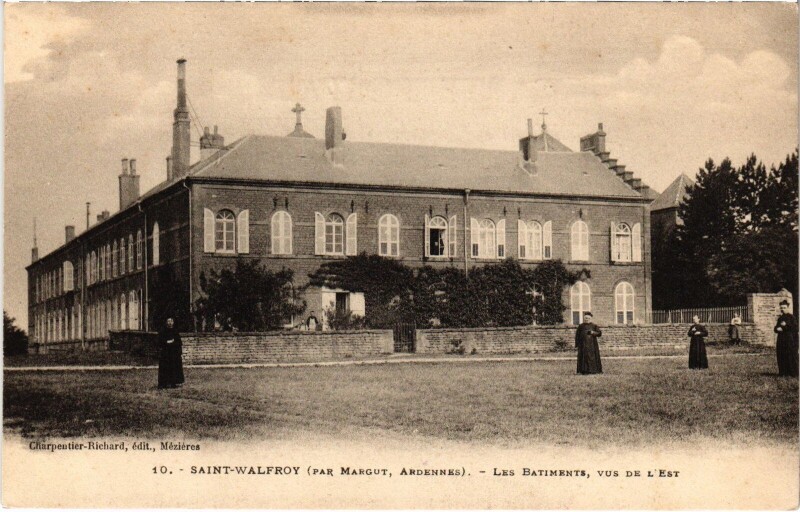 Carte postale ancienne Saint-Walfroy (par Margut, Ardennes) - Les Batiments, vus de L'Est à Margut