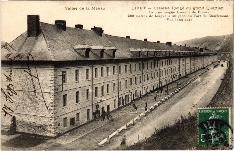 Carte postale ancienne Givet - Caserne Rougé ou grand Quartier à Givet