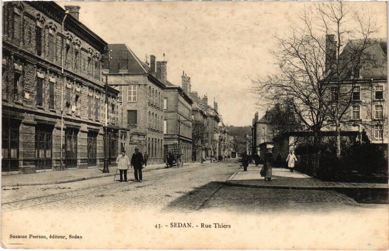 Carte postale ancienne Sedan - Rue Thiers à Sedan