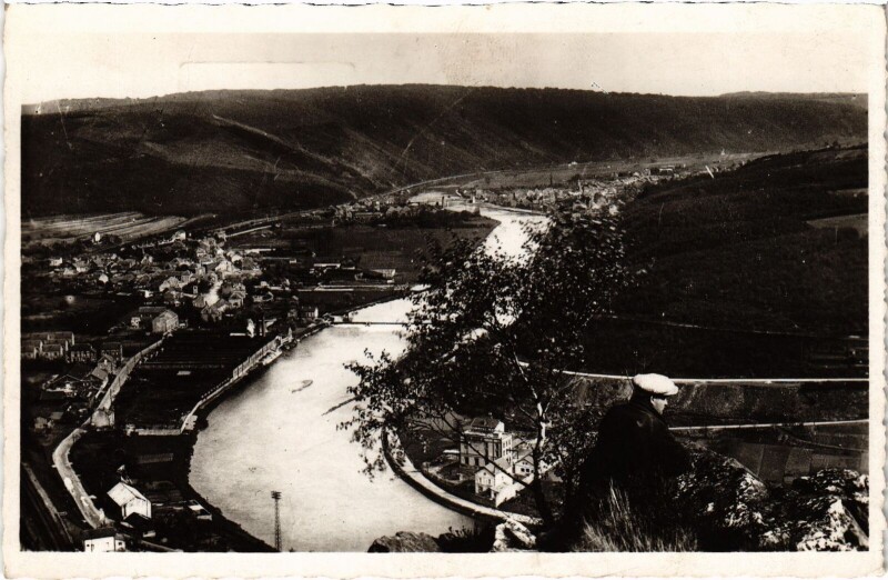 Carte postale ancienne Chateau-Regnault - La Pointe Roche et Panorama vers Levrezy