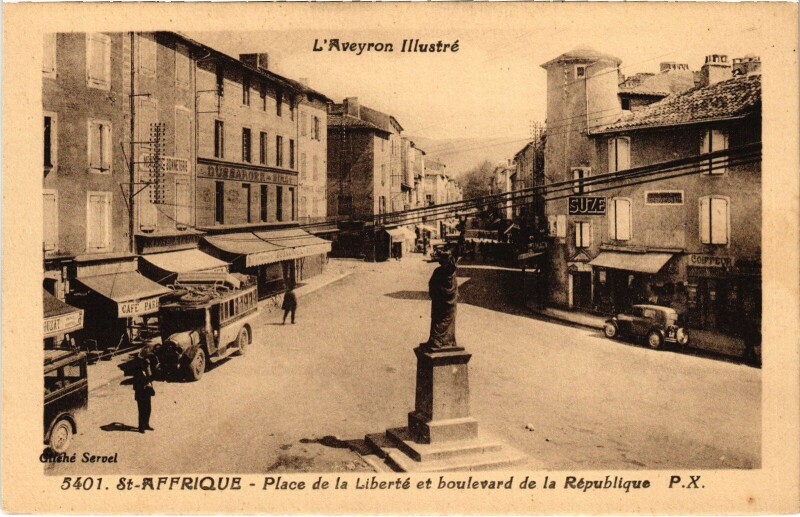 Carte postale ancienne Saint-Affrique - Place de la Liberté et boulevard de la République à Saint-Affrique