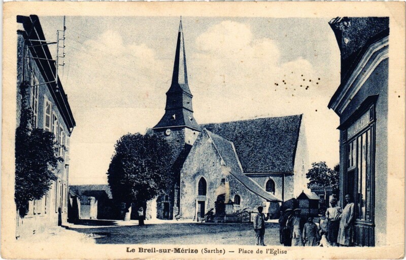 Carte postale ancienne Le Breil-sur-Mérize - Place de l'Eglise au Breil-sur-Mérize