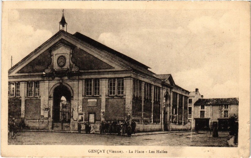Carte postale ancienne Gencay - La Place - Les Halles à Gençay