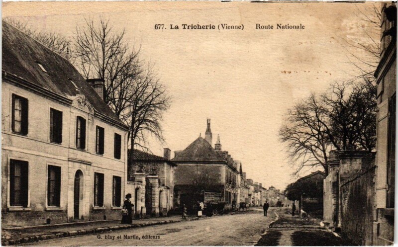 Carte postale ancienne La Tricherie - Route Nationale