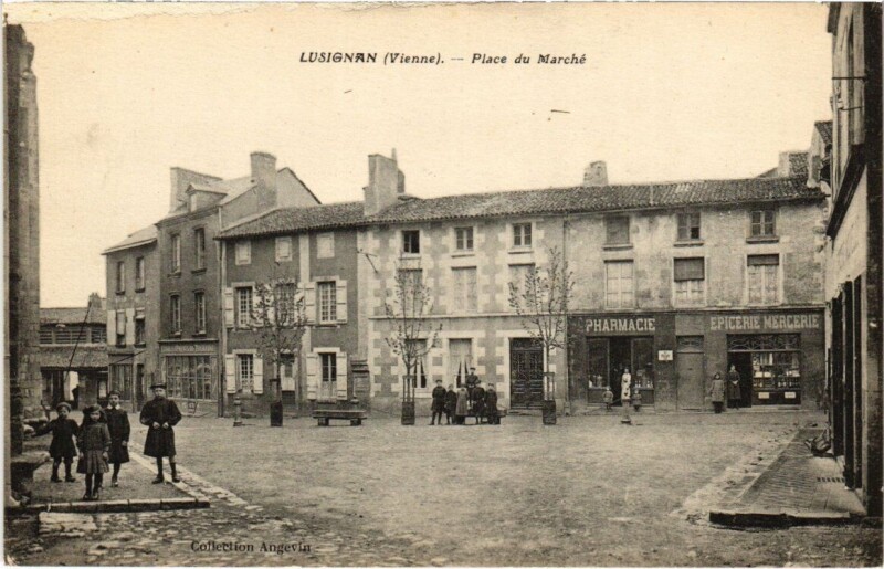 Carte postale ancienne Lusignan - Place du Marché à Lusignan