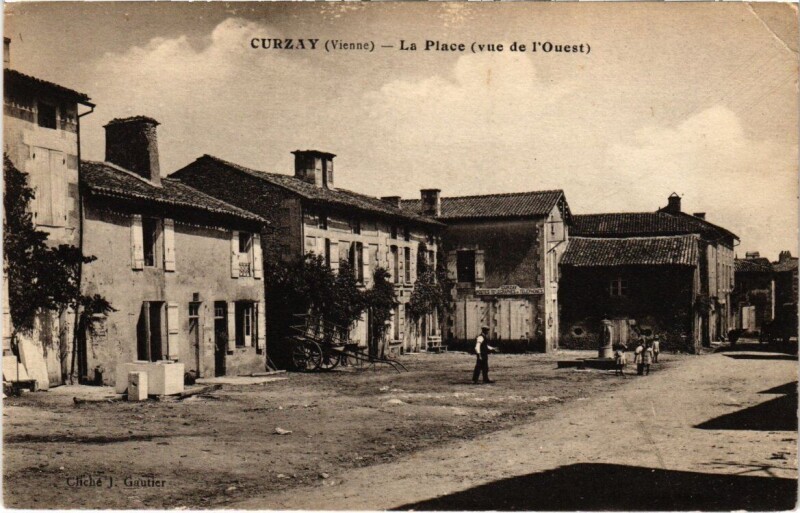 Carte postale ancienne Curzay - La Place (vue de l'Ouest)
