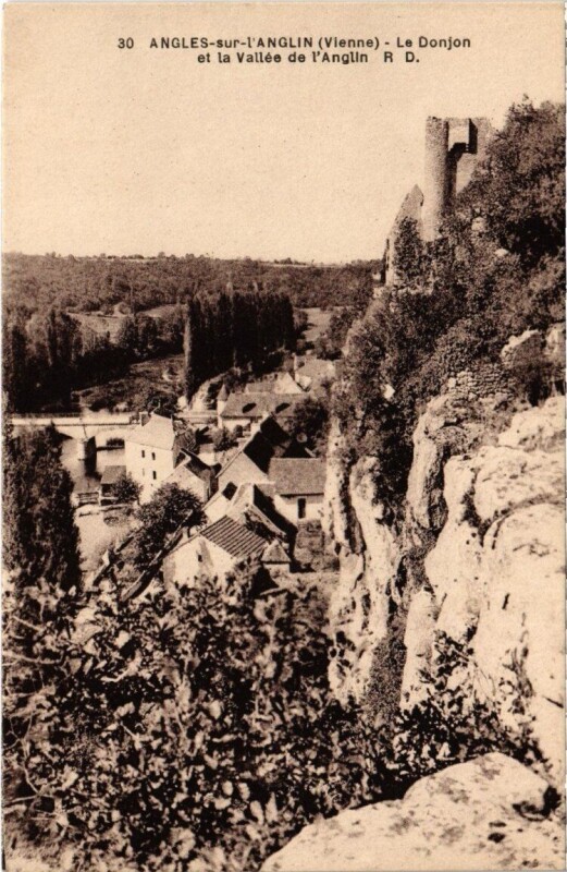 Carte postale ancienne Angles-sur-l'Anglin - Le Donjon et la Vallée de l'Anglin à Angles-sur-l'Anglin