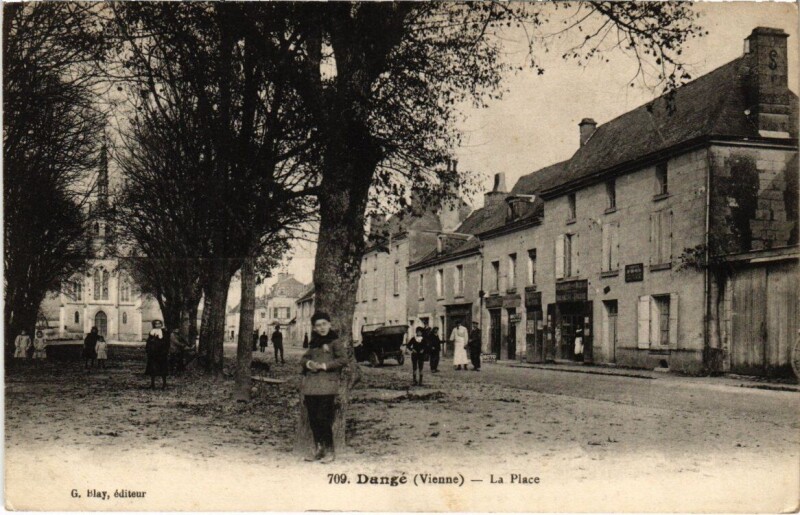Carte postale ancienne Dangé - La Place