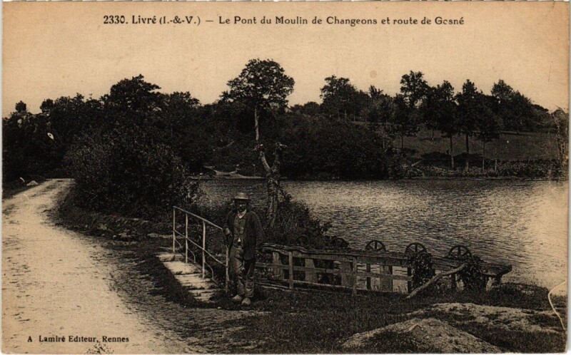 Carte postale ancienne Livré - Le Pont du Moulin de Changeons et route de Gosné à Gosné