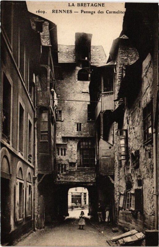 Carte postale ancienne Rennes - Passage des Carmelites à Rennes