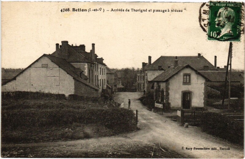Carte postale ancienne Betton - Arrivée de Thorigné et passage a niveau à Betton