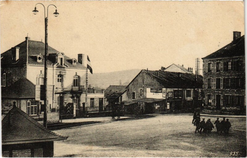 Carte postale ancienne Montmedy - Place - Square Scene à Montmédy