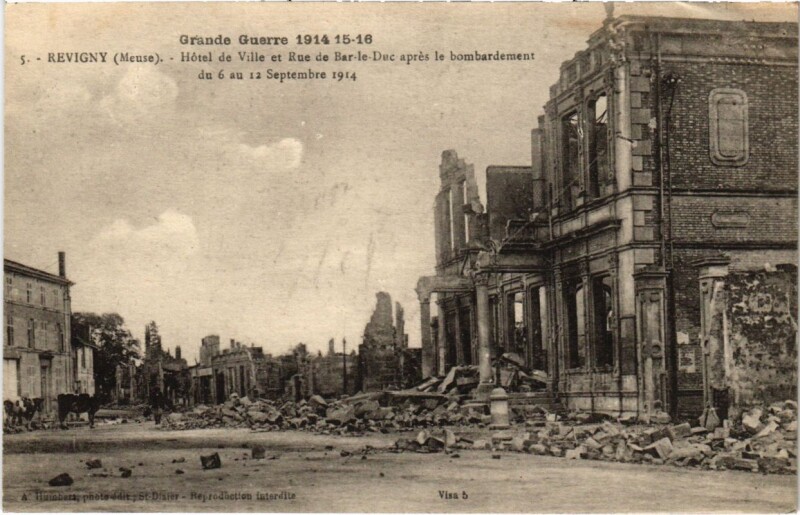 Carte postale ancienne Revigny - Hotel de Ville et Rue de Bar-le-Duc - Ruines à Bar-le-Duc