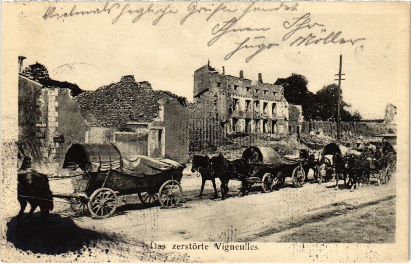 Carte postale ancienne Vigneulles-les-Hattonchatel - Rue - Ruines - Soldiers à Vigneulles-lès-Hattonchâtel