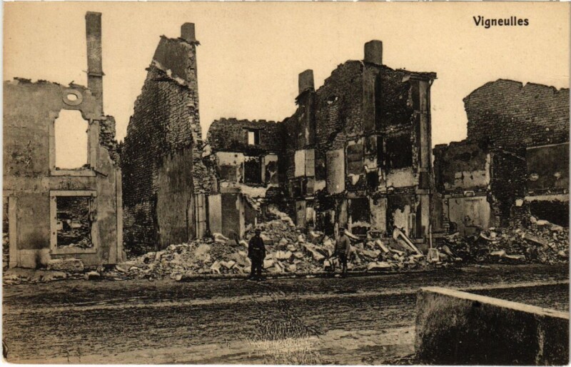 Carte postale ancienne Vigneulles-les-Hattonchatel - Rue - Strassenpartie - Ruines à Vigneulles-lès-Hattonchâtel