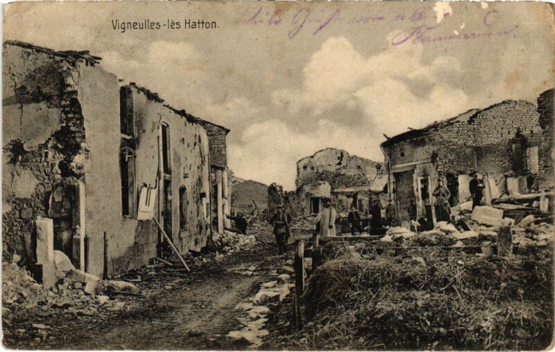 Carte postale ancienne Vigneulles-les-Hattonchatel - Rue - Strassenpartie - Ruines à Vigneulles-lès-Hattonchâtel