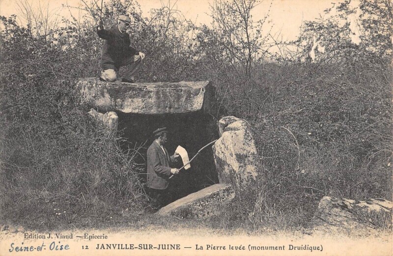 Carte postale ancienne Janville Sur Juine La Pierre Levee à Janville-sur-Juine
