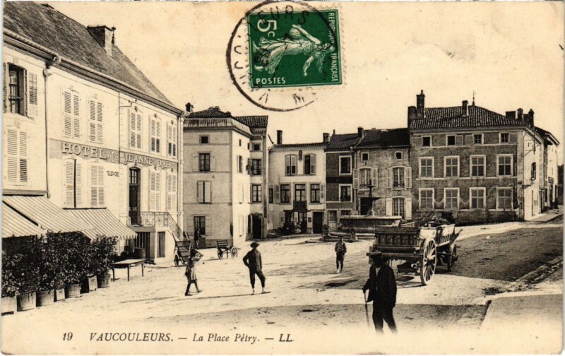 Carte postale ancienne Vaucouleurs - La Place Petry à Vaucouleurs