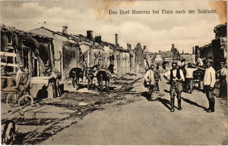Carte postale ancienne Rouvres-en-Woevre - Rouvres bei Etain - Rue - Ruines - Soldiers à Rouvres-en-Woëvre