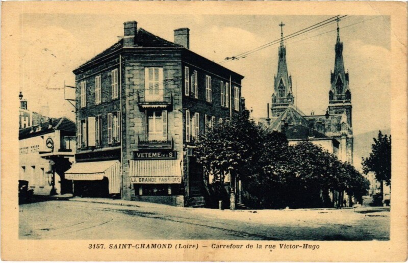 Carte postale ancienne Saint-Chamond - Carrefour de la rue Victor Hugo à Saint-Chamond