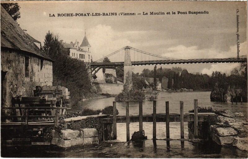 Carte postale ancienne La Roche-Posay-les-Bains - Le Moulin et le Pont Suspendu à La Roche-Posay