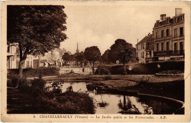 Carte postale ancienne Chatellerault - Le Jardin public et les Promenades à Châtellerault