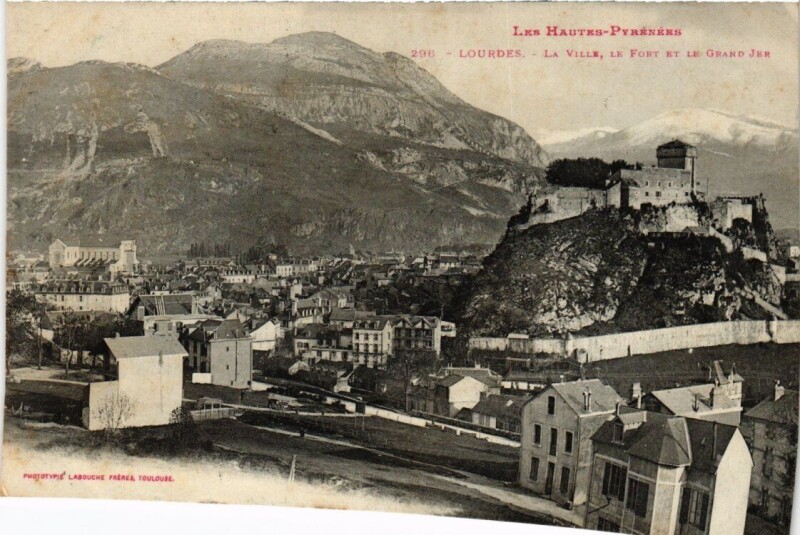 Carte postale ancienne Lourdes - La Ville, Le Fort et le Grand Jer à Lourdes