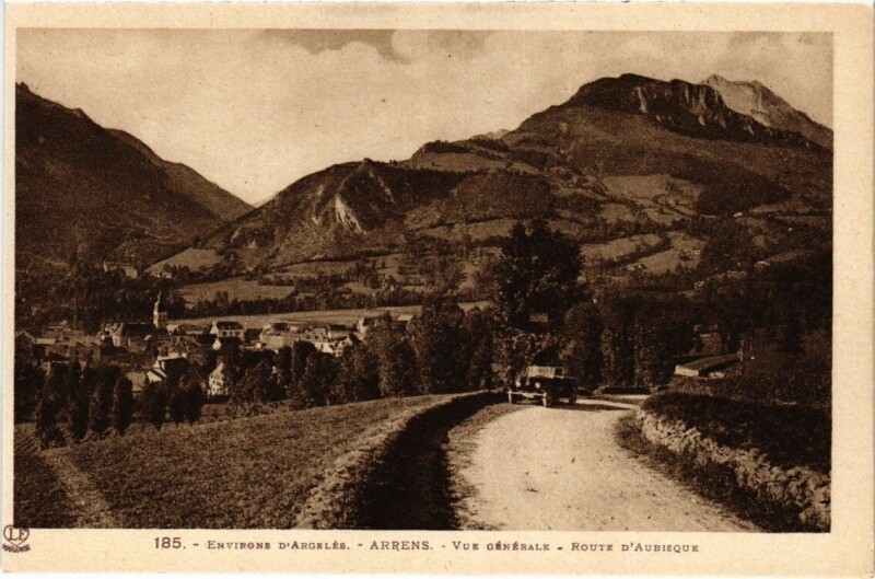 Carte postale ancienne Environs D'Argeles - Arrens - Vue générale - Route D'Aubisque