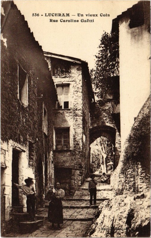 Carte postale ancienne Luceram - Un vieux Coin Rue Caroline Gaetti à Lucéram