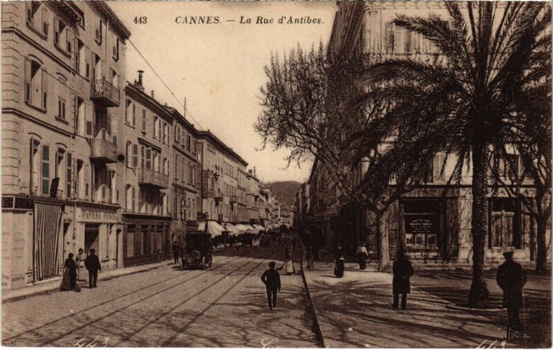 Carte postale ancienne Cannes - La Rue d'Antibes à Cannes
