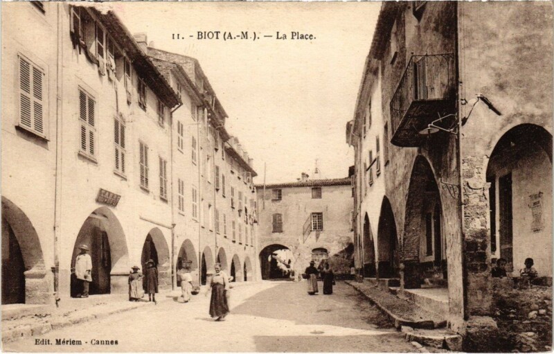 Carte postale ancienne Biot - La Place à Biot