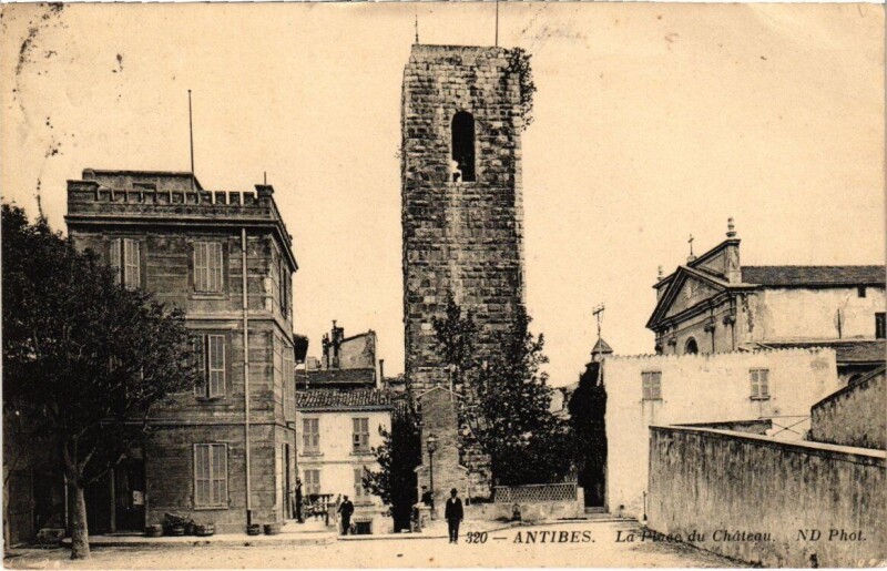 Carte postale ancienne Antibes - La Place du Chateau à Antibes