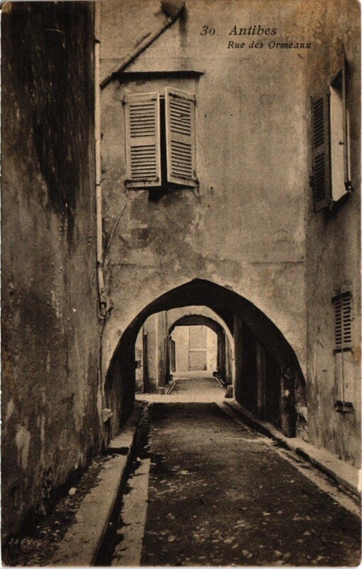Carte postale ancienne Antibes - Rue des Ormeaux à Antibes