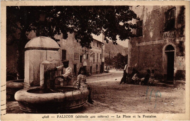 Carte postale ancienne Falicon - La Place et la Fontaine à Falicon