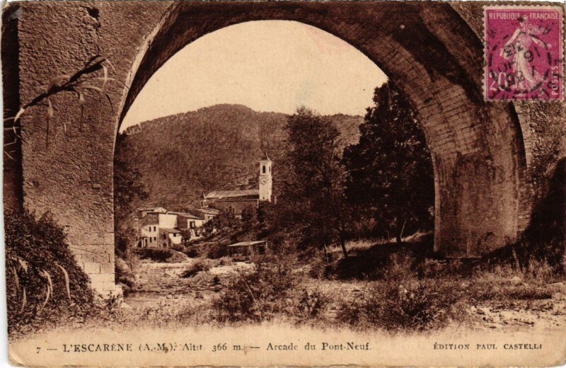 Carte postale ancienne L'Escaréne - Arcade du Pont-Neuf à L'Escarène