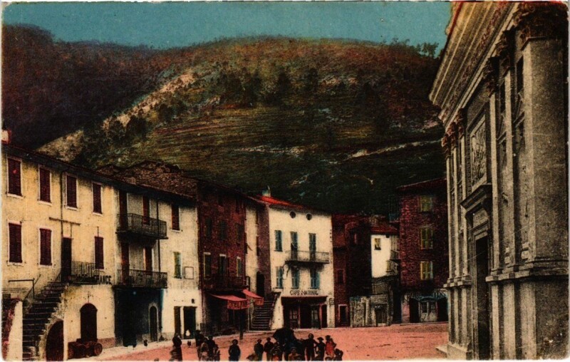Carte postale ancienne L'Escaréne - Place Carnot à L'Escarène