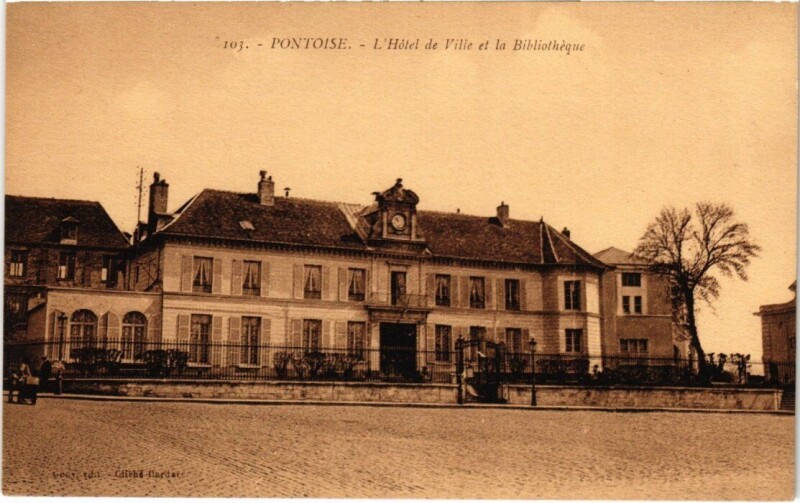 Carte postale ancienne Pontoise - L'Hotel de Ville et la Bibliothéque à Pontoise