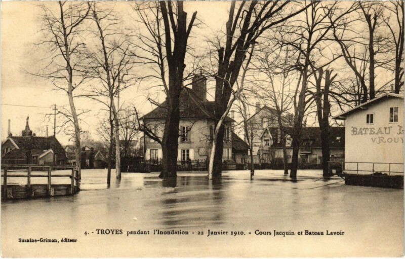 Carte postale ancienne Troyes - l'Indonation en 1910 Cours Jacquin et Bateau Lavoir à Troyes