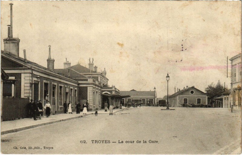 Carte postale ancienne Troyes - La cour de la Gare à Troyes