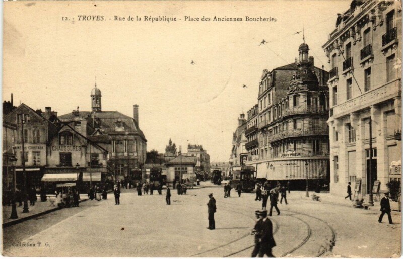 Carte postale ancienne Troyes - La Place des Anciennes Bucheries et Rue de la République à Troyes