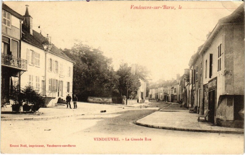 Carte postale ancienne Vendeuvre-sur-Barse La Grande-Rue à Vendeuvre-sur-Barse