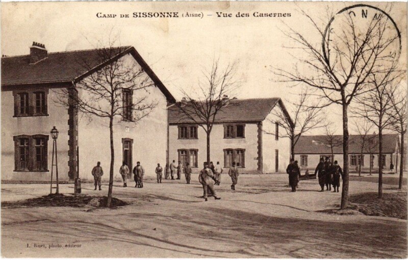 Carte postale ancienne Militaire - Camp de Sissonne - Vue des Casernes à Sissonne